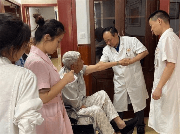 感动四川、感动米易！他用中华传统医术，为82岁老人迎来新生
