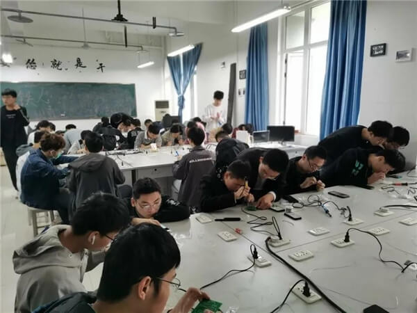 西南石油大学第五届电子工艺大赛初赛顺利结束