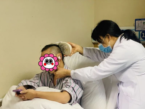彝族女孩收到父母送的最佳 “成人礼”,肋骨“雕”出一只漂亮“新耳朵”!