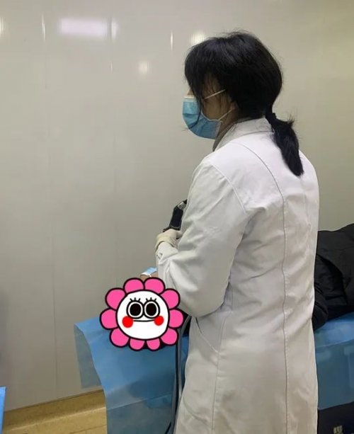 彝族女孩收到父母送的最佳 “成人礼”,肋骨“雕”出一只漂亮“新耳朵”!