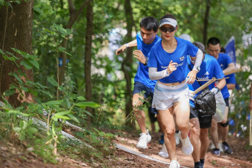 蓉城跑团齐聚跑出蔚蓝, 重塑运动自由