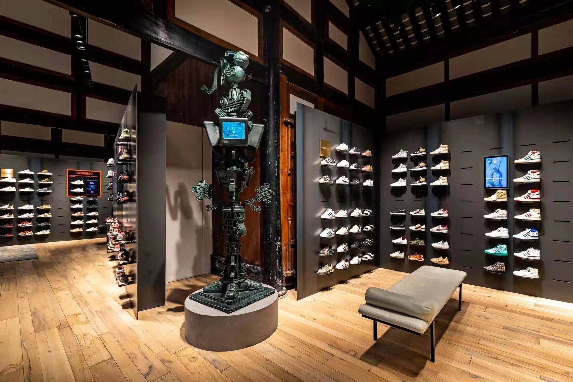 adidas Originals全球首家定制三叶草旗舰店于成都远洋太古里开业，禅院新生诠释潮流内核