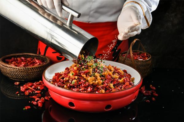 有红辣子鸡|在试营业期间都需要排队的非遗美食店，终于在开业了！