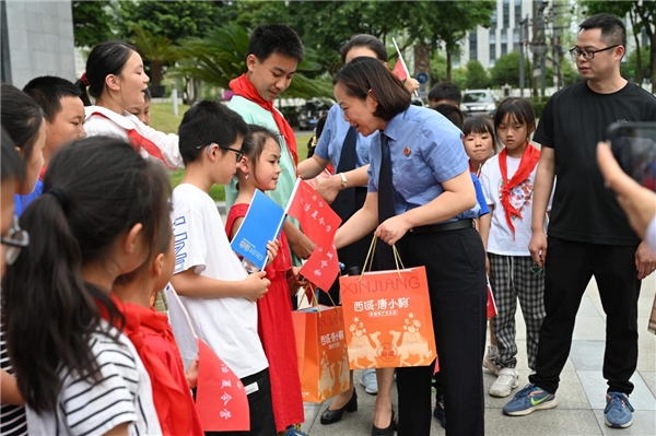 双流区检察院举行“检爱同行 共护花开”检察开放日活动