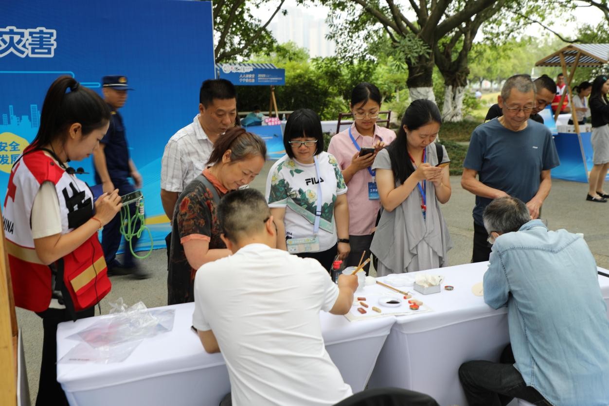 快来逛这个集市 把安全知识“打包”回家