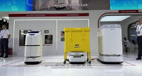 AI赋能医院数智化建设！擎朗医疗全新一代新品惊艳亮相CHCC2024