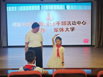 成都市果堰社区开展国防教育护航计划 ——荣耀之旅，走进荣誉室
