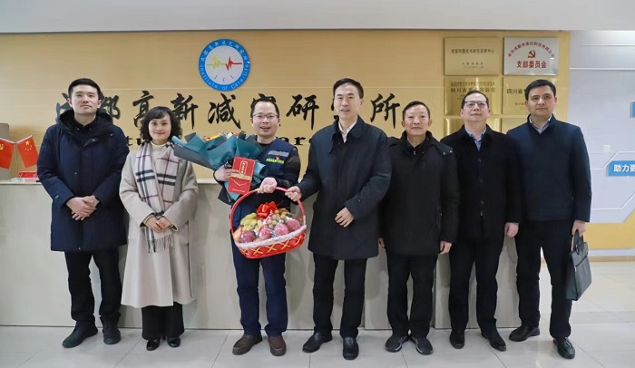 四川省人大常委会副主任朱家德​代表省委、省人大、省政府、省政协慰问专家人才王暾