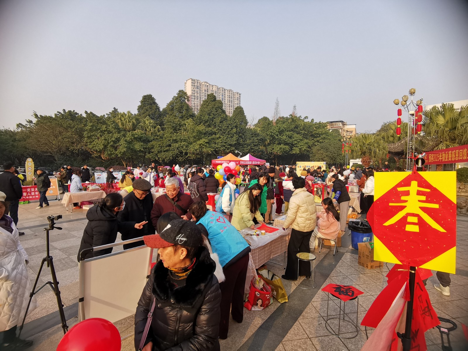 “如睦春风·好市来邻”——温江区万春镇长石社区公益年货节