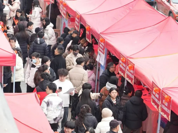 百企千岗——2025年武侯区春风行动专场招聘会现场直击