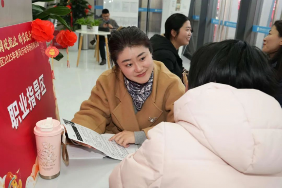 百企千岗——2025年武侯区春风行动专场招聘会现场直击