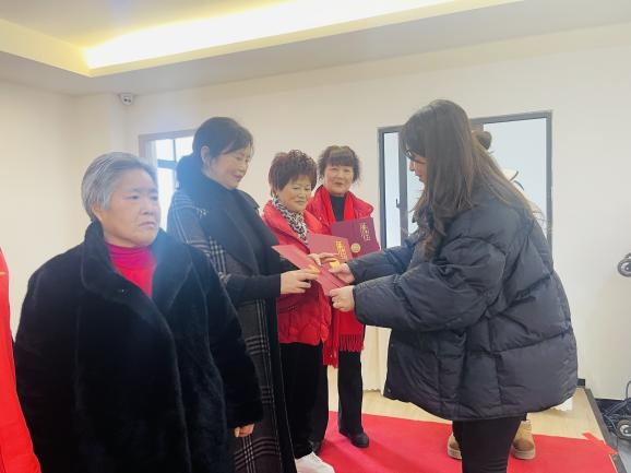 “退休不褪色，余热亦生辉”志愿者服务项目总结与表扬活动简报
