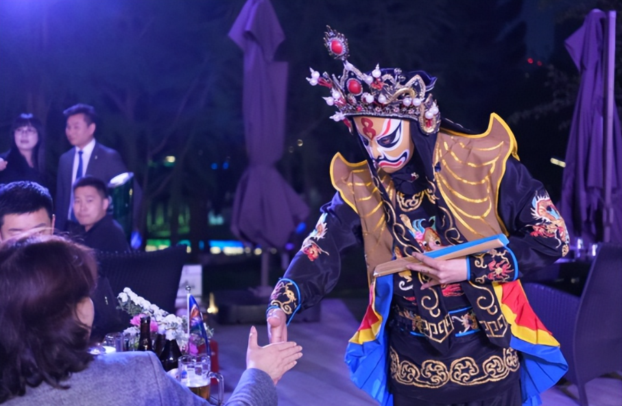 锦江之畔巴伐利亚啤酒之夜 天湖啤酒花园启幕蓉城夏日狂欢