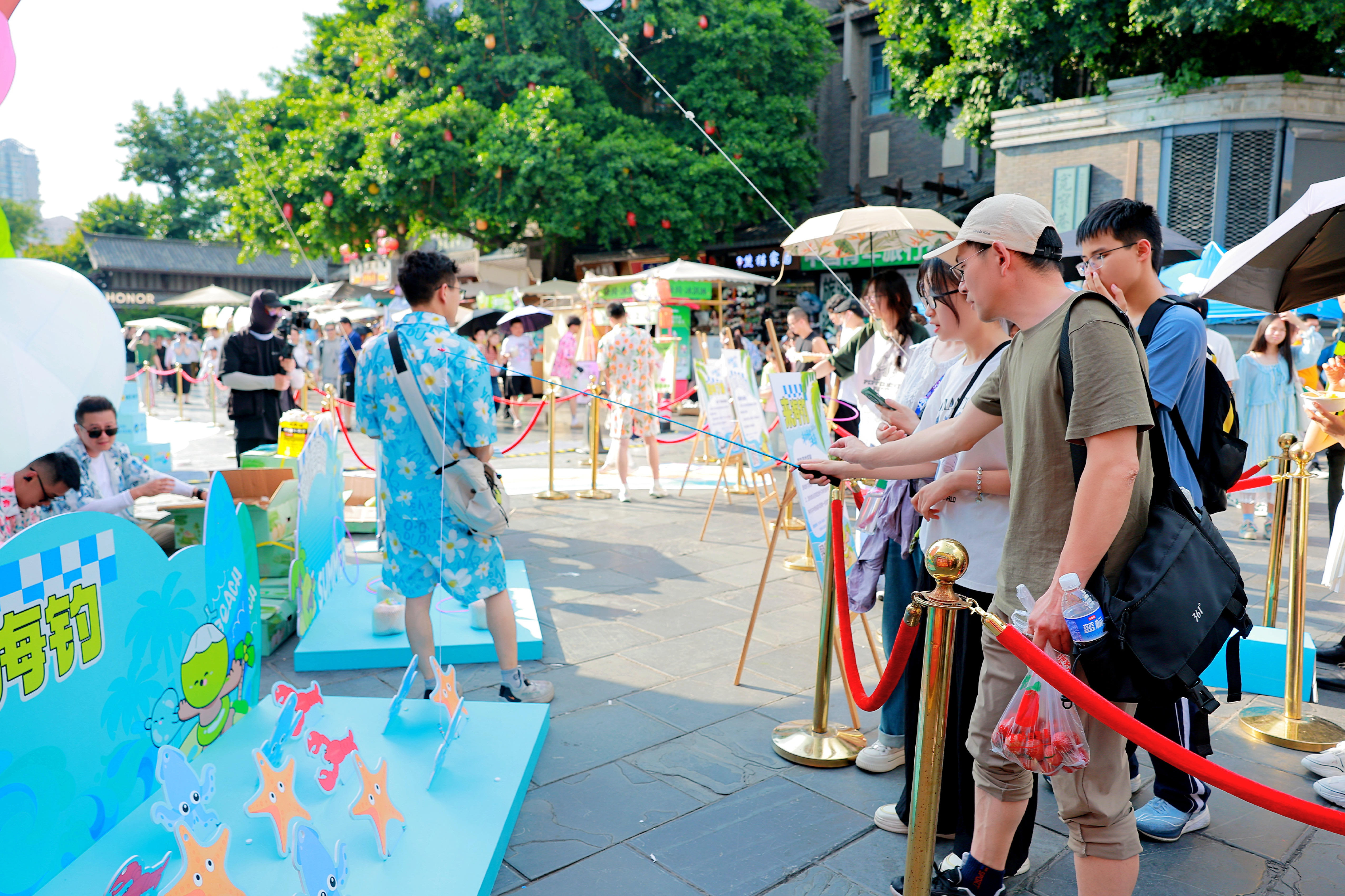 一大波“海岛券”、1万个椰子、椰汁！三亚飞抵成渝送清凉
