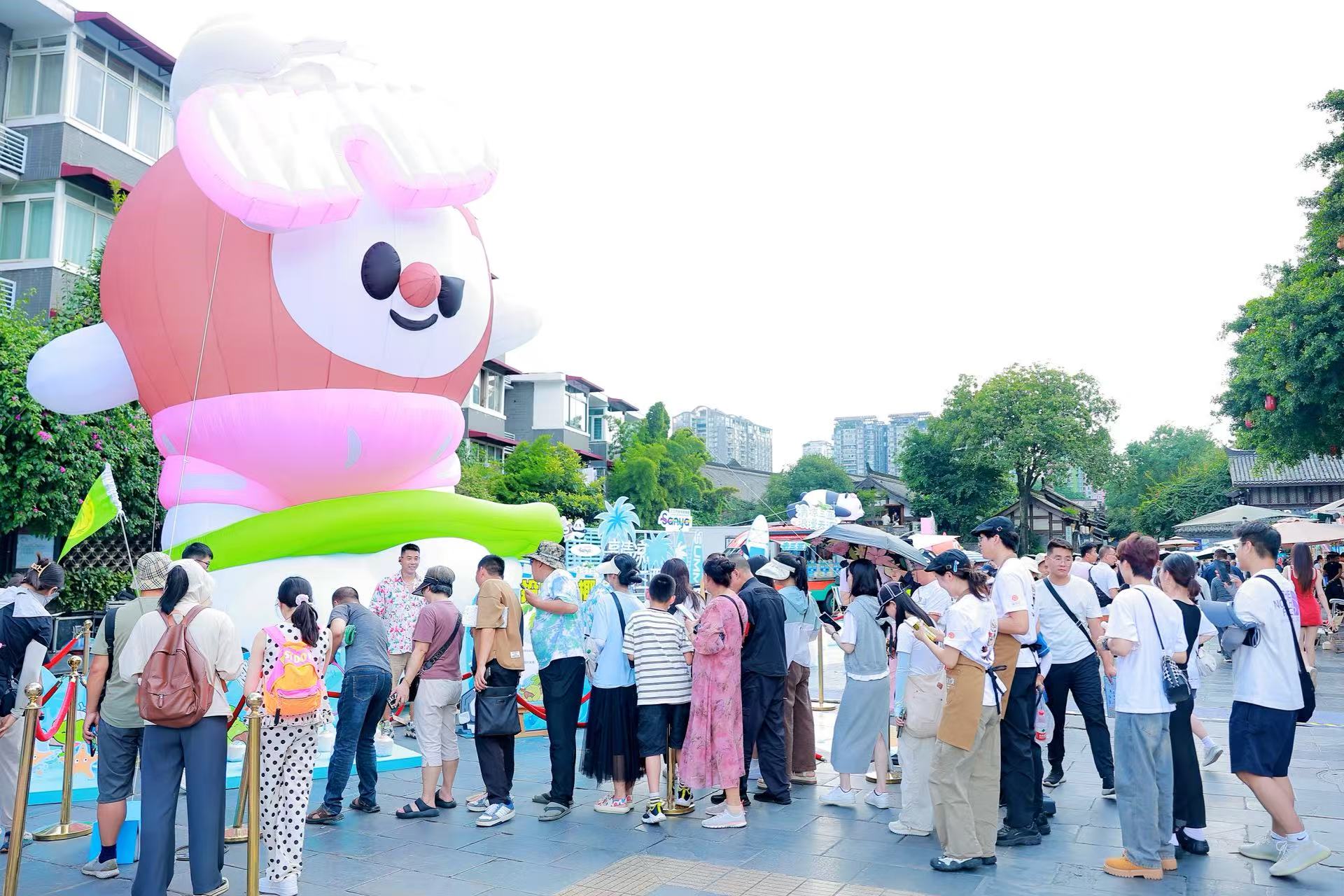 一大波“海岛券”、1万个椰子、椰汁！三亚飞抵成渝送清凉