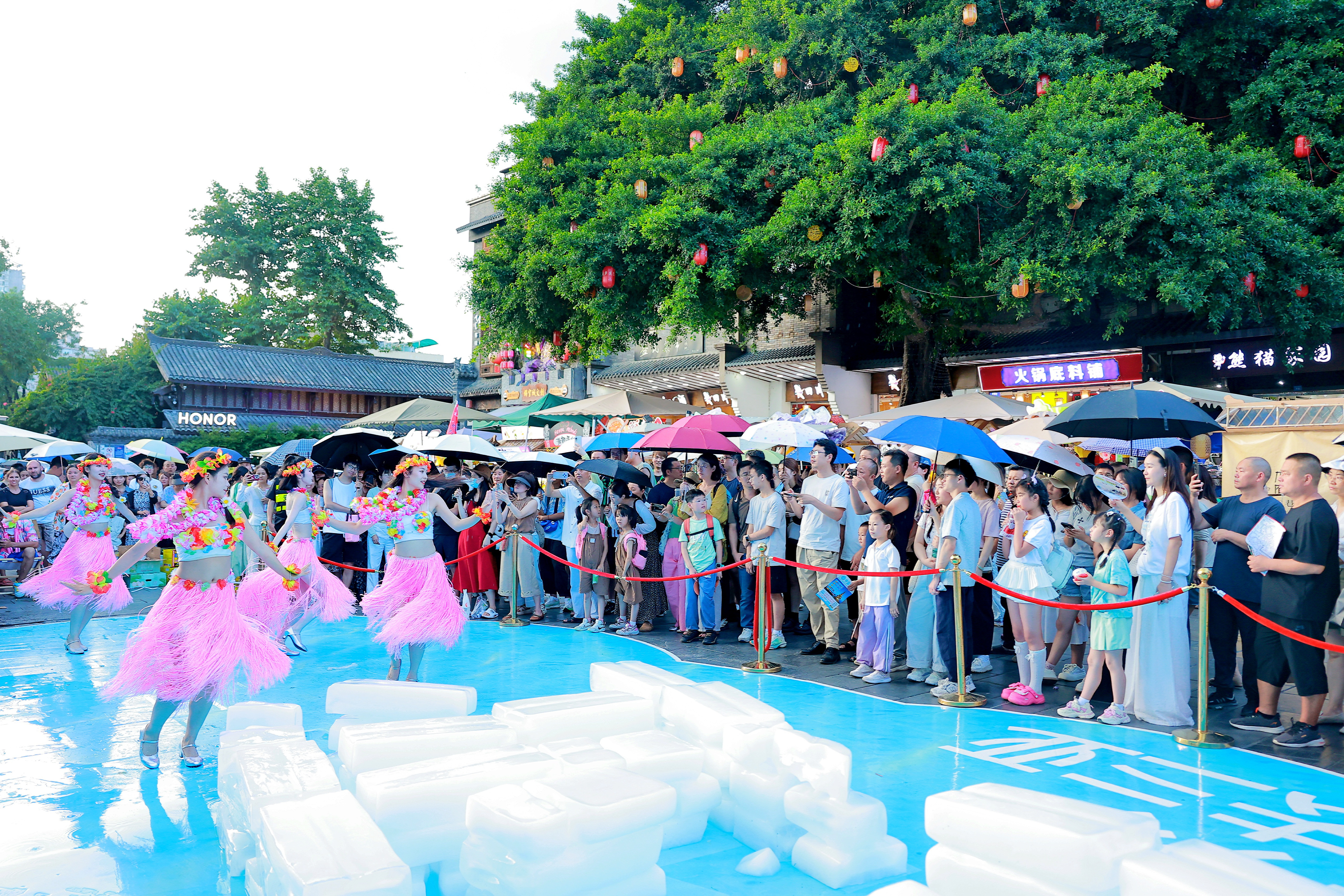 一大波“海岛券”、1万个椰子、椰汁！三亚飞抵成渝送清凉