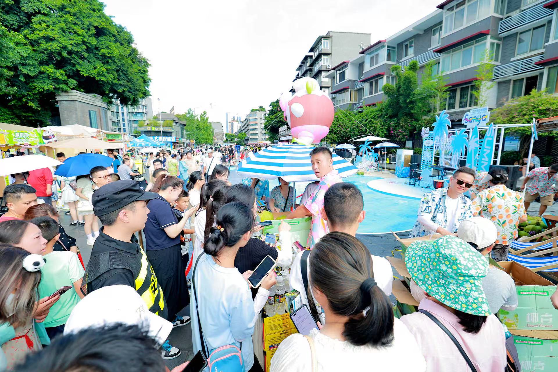 一大波“海岛券”、1万个椰子、椰汁！三亚飞抵成渝送清凉