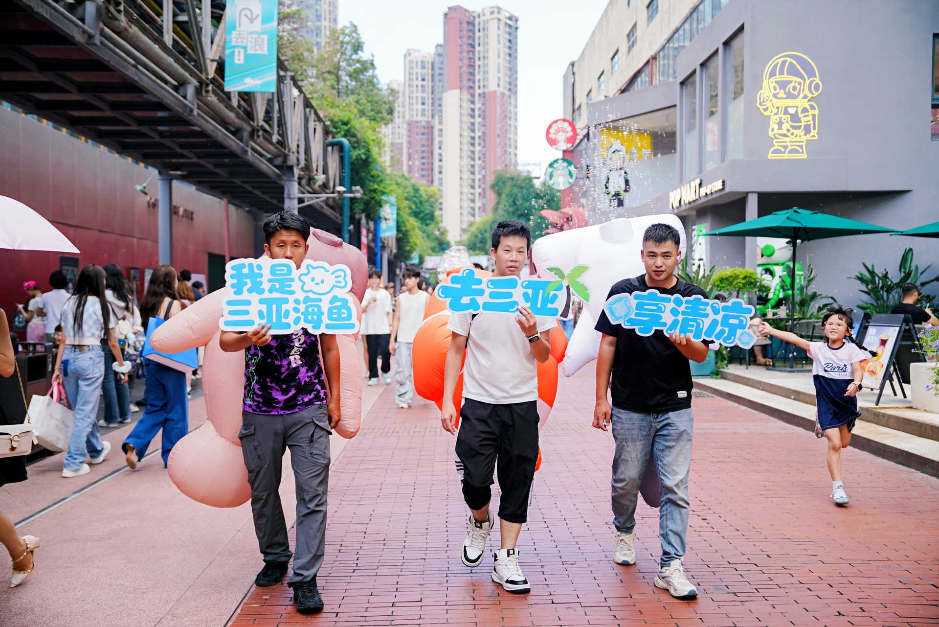 一大波“海岛券”、1万个椰子、椰汁！三亚飞抵成渝送清凉