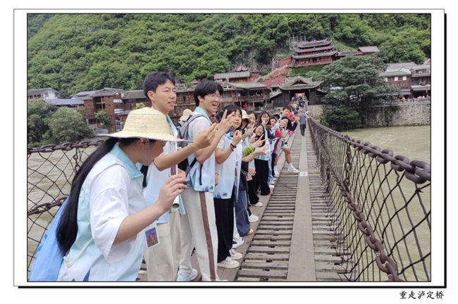 “红高粱——筑梦磨西”志愿服务队在泸定顺利开展活动