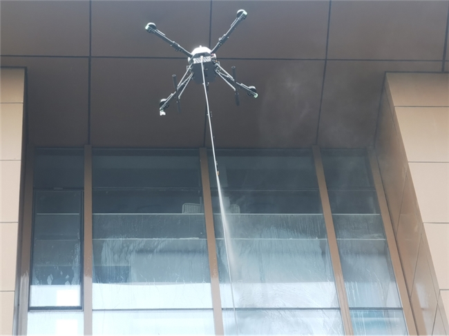 “低空+”造就“高空美容师” 无人机清洗外墙项目亮相成都