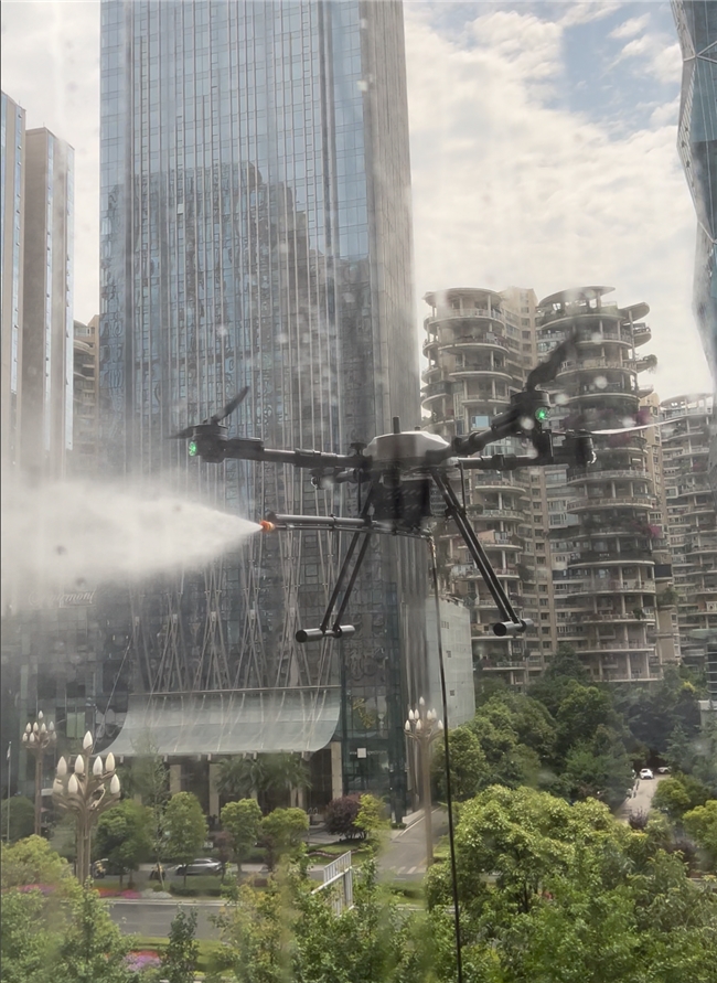 “低空+”造就“高空美容师” 无人机清洗外墙项目亮相成都