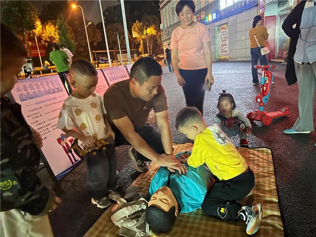 温江人社持续开展“工伤预防夜市”进社区活动:筑牢民生安全防护网