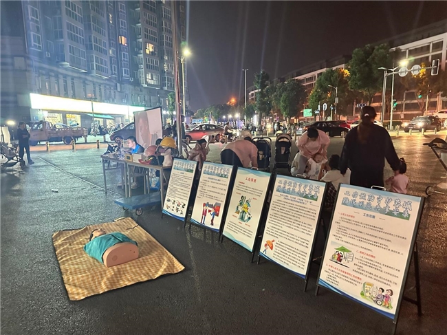温江人社持续开展“工伤预防夜市”进社区活动:筑牢民生安全防护网