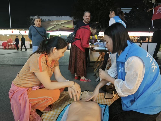 温江人社持续开展“工伤预防夜市”进社区活动:筑牢民生安全防护网