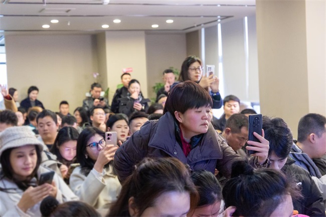 重庆成功举办AI赋能千行万企,签署多项战略合作,共绘智能商业新图景