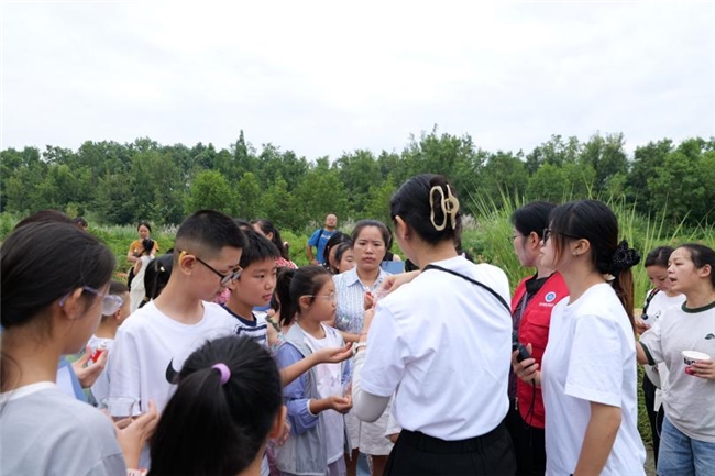 崇州市科协开展湿地探险家·文化与岩石探秘研学活动