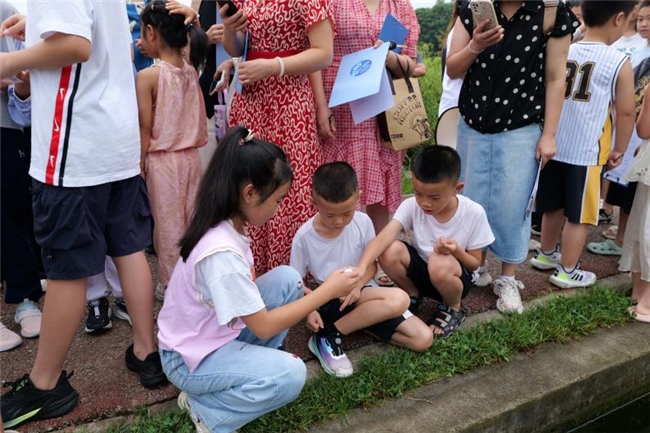 崇州市科协开展湿地探险家·文化与岩石探秘研学活动