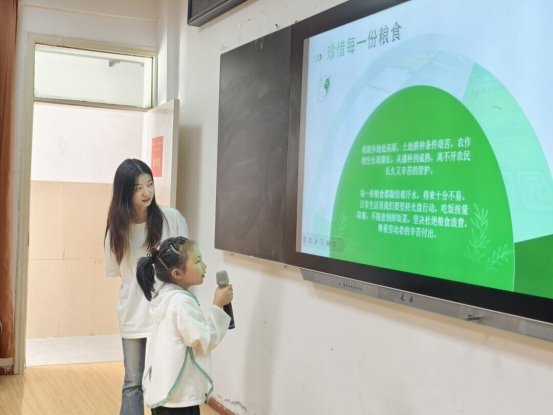 成都理工大学“微光成炬”社会实践团队走进黑水县晴朗乡开展农耕研学实践