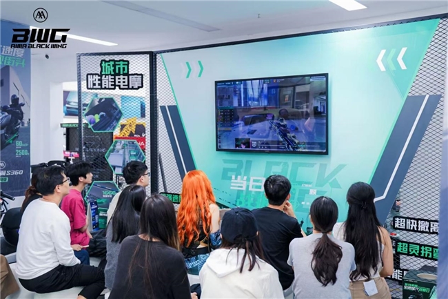 观赛闯关试骑一站式体验，爱玛黑翼玩转骑行电竞跨界局