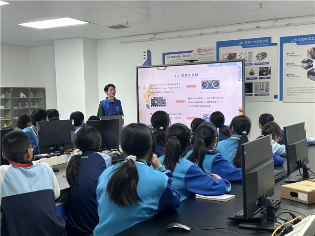 大手牵小手·科学向未来 ——崇州学子走进西南民族大学探秘＂科融同心·智汇工创＂科普基地