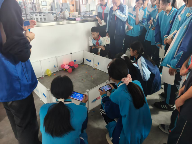 大手牵小手·科学向未来 ——崇州学子走进西南民族大学探秘＂科融同心·智汇工创＂科普基地