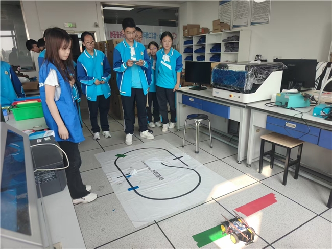 大手牵小手·科学向未来 ——崇州学子走进西南民族大学探秘＂科融同心·智汇工创＂科普基地