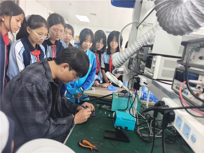大手牵小手·科学向未来 ——崇州学子走进西南民族大学探秘＂科融同心·智汇工创＂科普基地