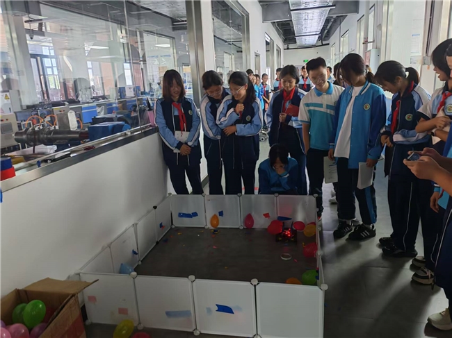 大手牵小手·科学向未来 ——崇州学子走进西南民族大学探秘＂科融同心·智汇工创＂科普基地